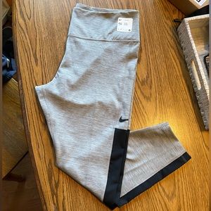 Nike womens pocketed leggings